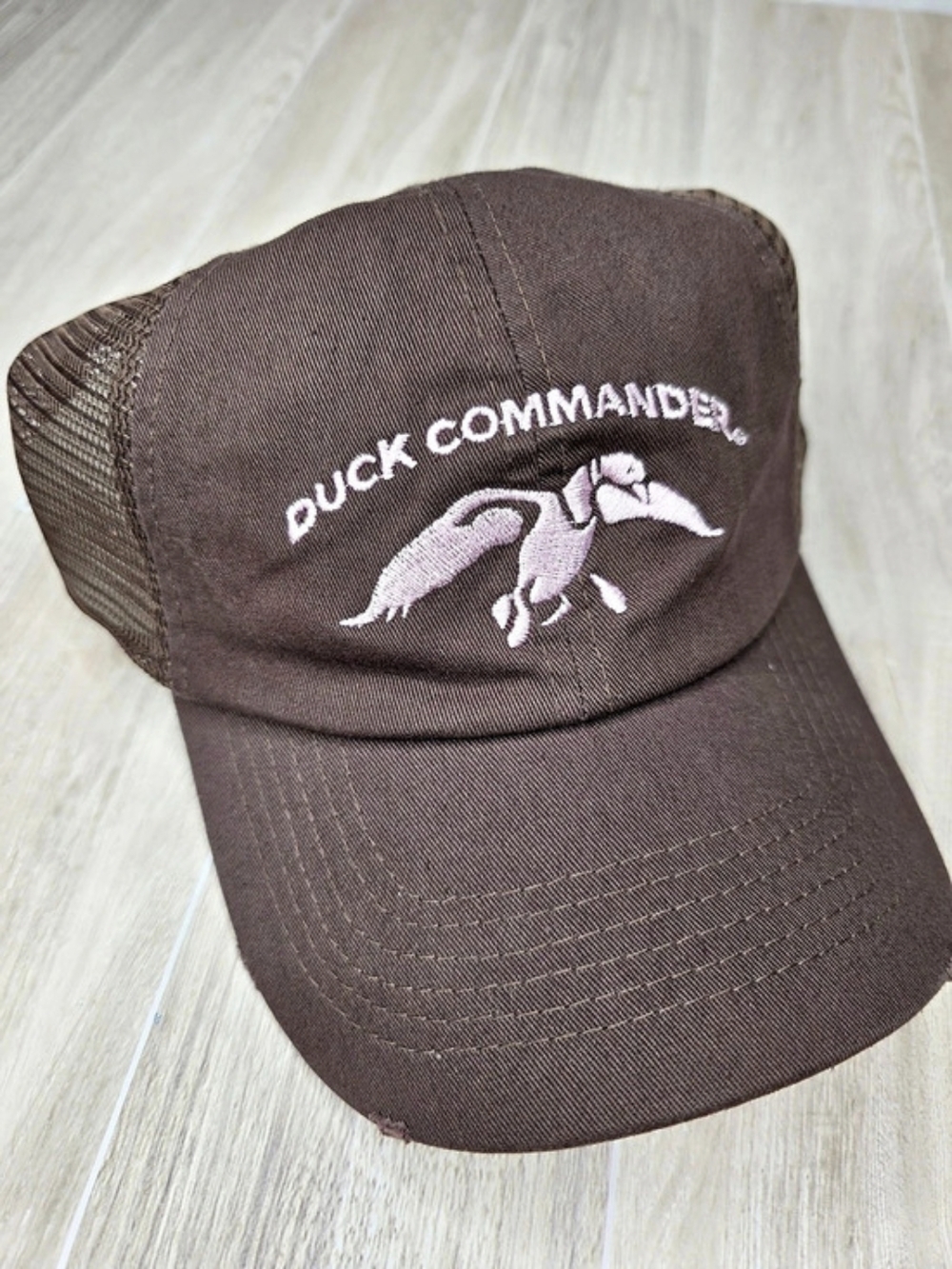 NWT Duck Commander Distressed  Hat Ladies Trucker Hat in Brown & Pink